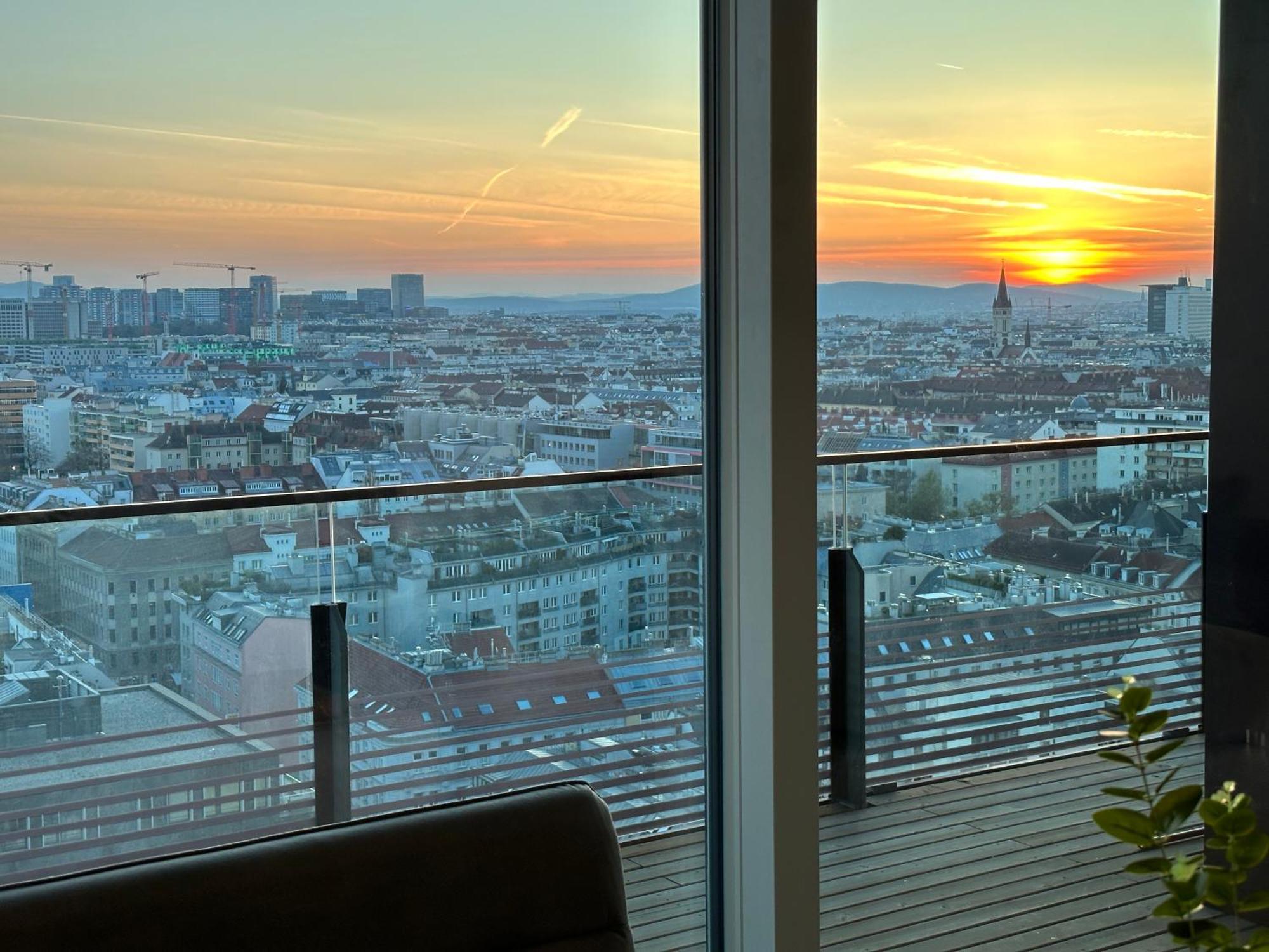 Panorama Sky Apartment I Rooftop Pool I Metro Station Вена Экстерьер фото