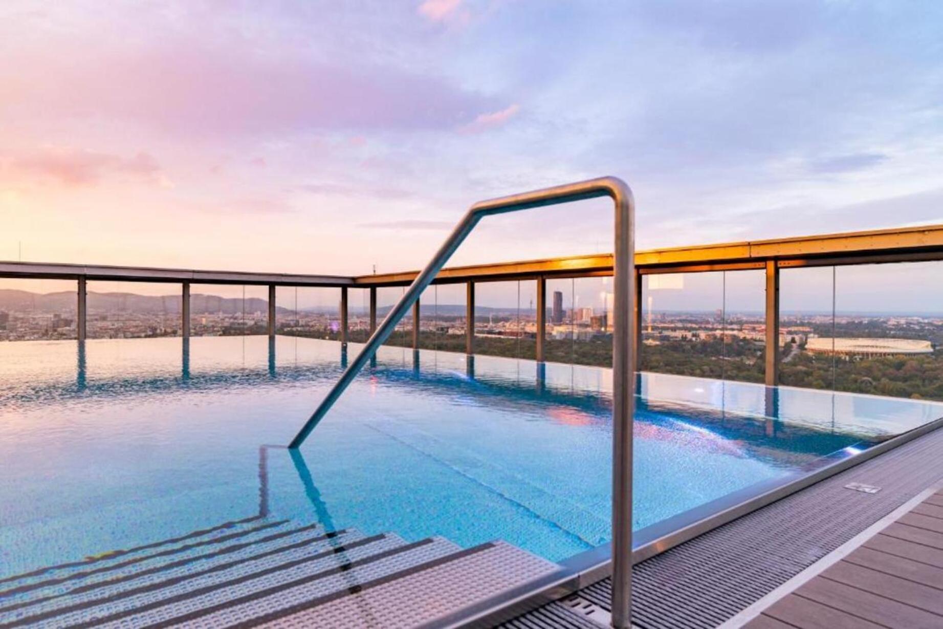 Panorama Sky Apartment I Rooftop Pool I Metro Station Вена Экстерьер фото
