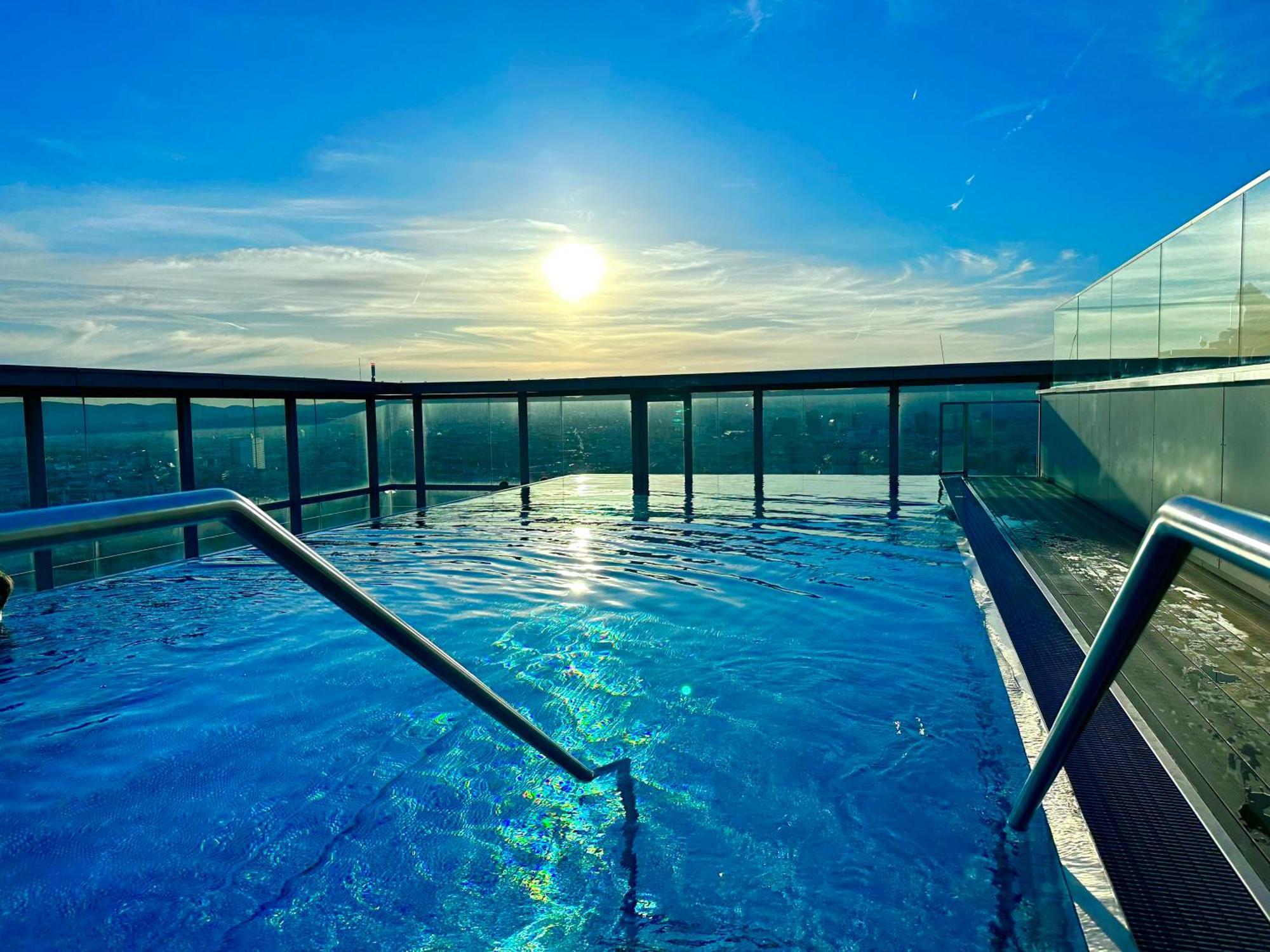 Panorama Sky Apartment I Rooftop Pool I Metro Station Вена Экстерьер фото