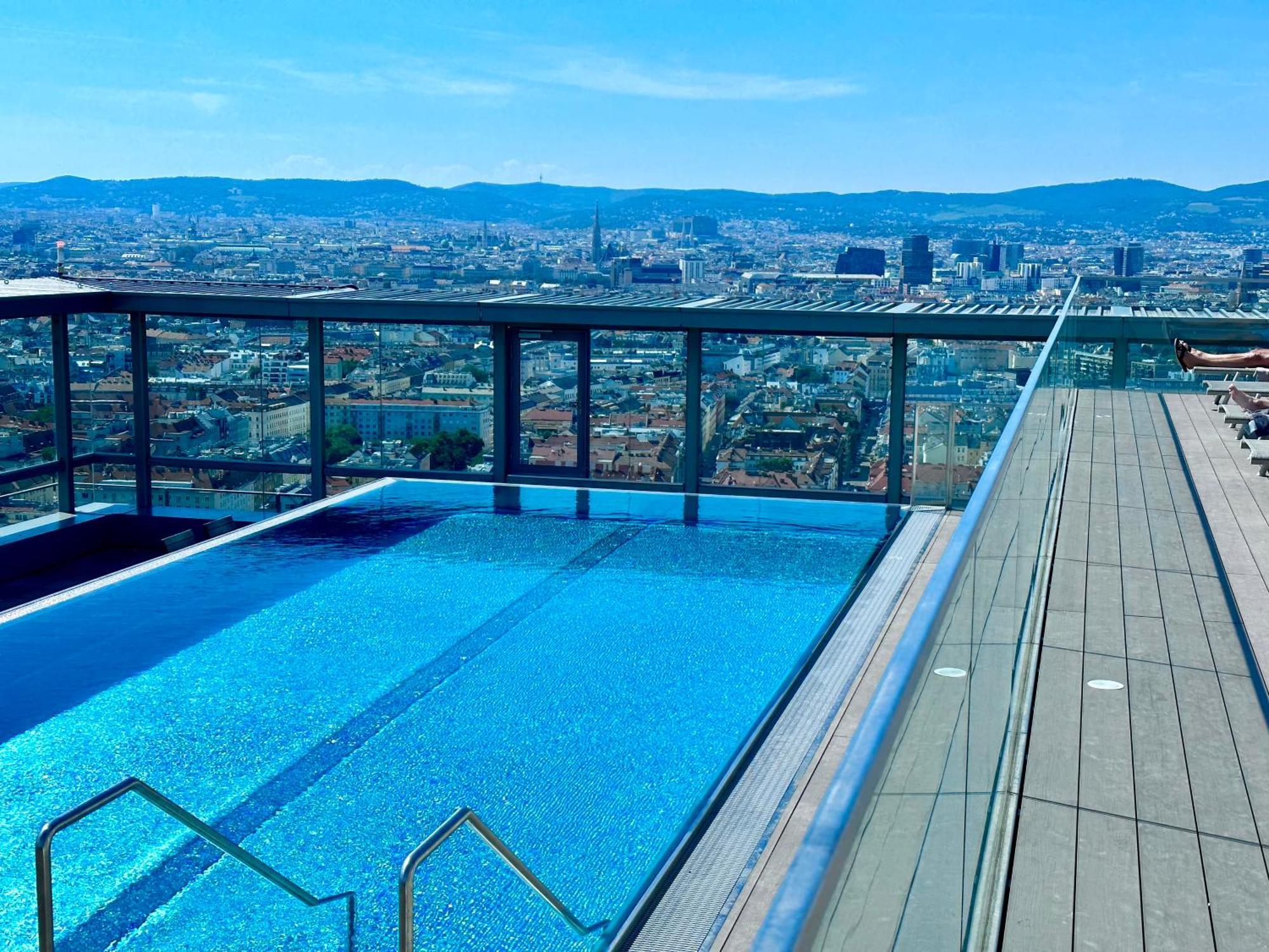 Panorama Sky Apartment I Rooftop Pool I Metro Station Вена Экстерьер фото